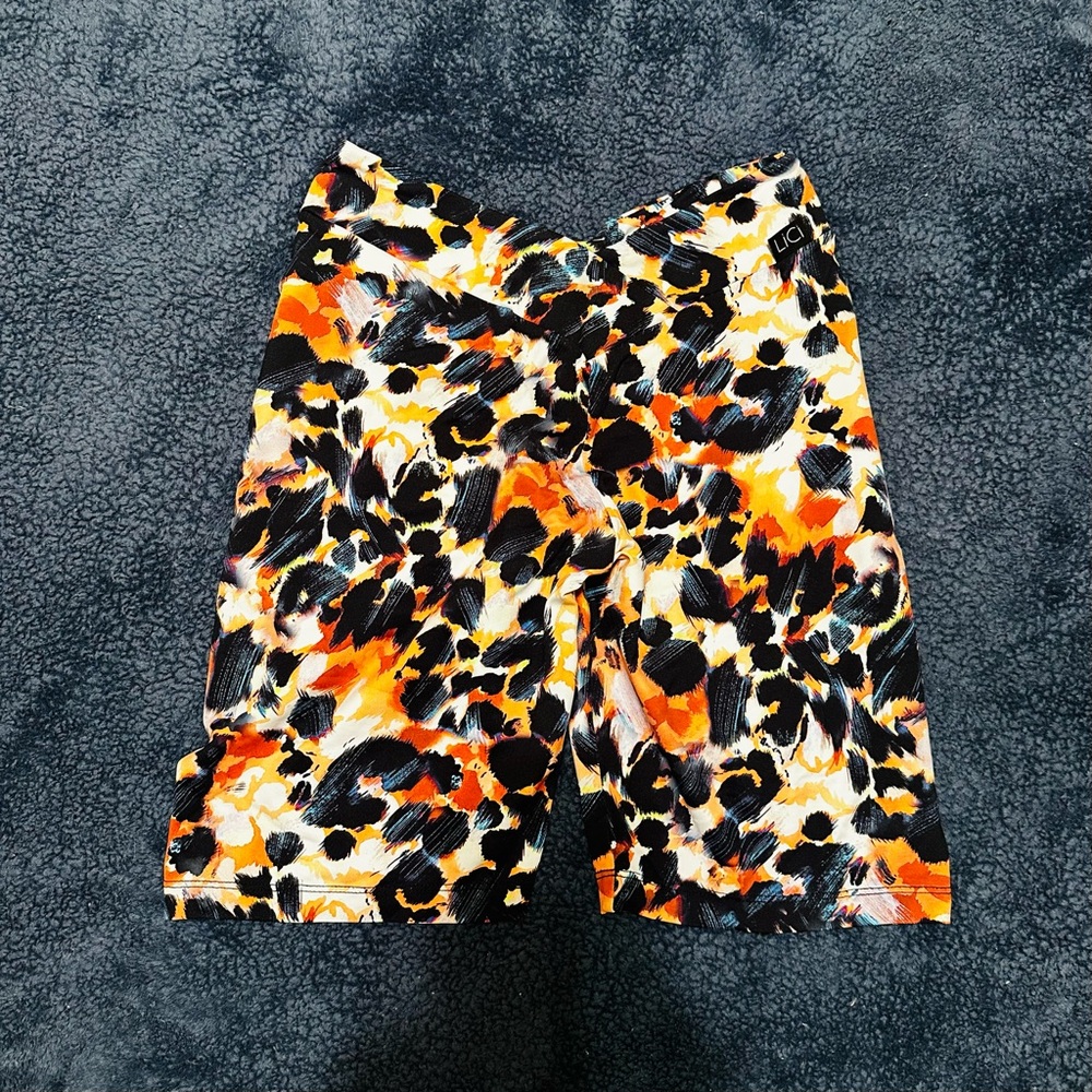 LiCi Fit Leopard Print V-Cut Scrunch Butt Athletic Shorts - M